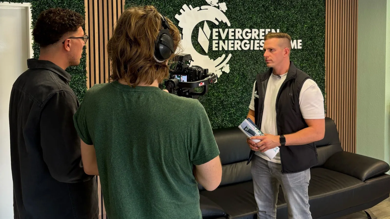 Volle Konzentration: Igor Lang, Geschäftsführer von Evergreen Energiesysteme, im Interview für den Youtube-Kanal des Betriebs.